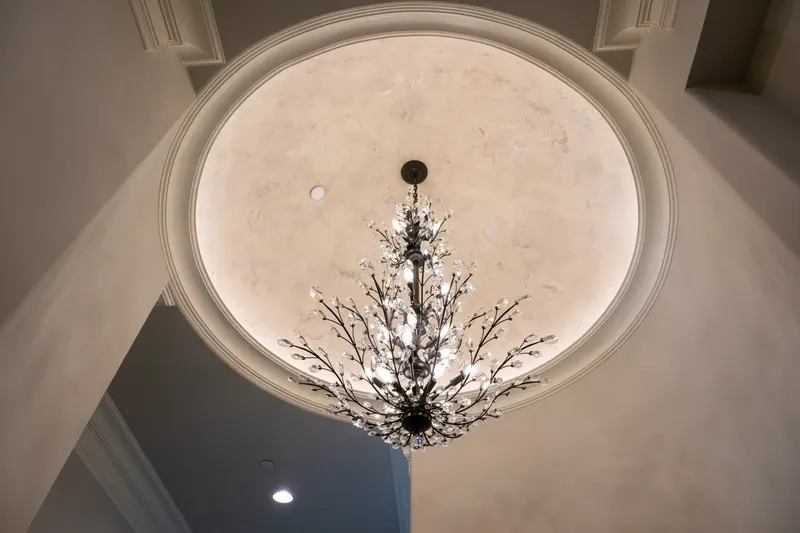 Domed ceiling in Venetian plaster with a crystal branch chandelier